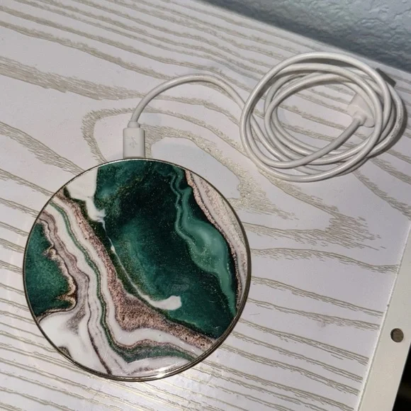 Ideal of Sweden Green/Gold/White Marble Wireless Magnetic Universal Charger - Picture 2 of 7